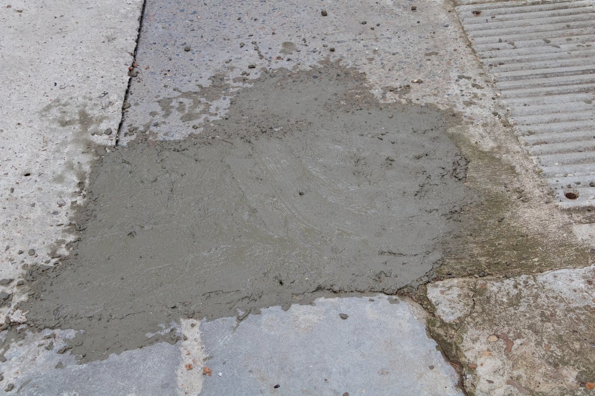 Repareret betonsokkel med pletreparationer