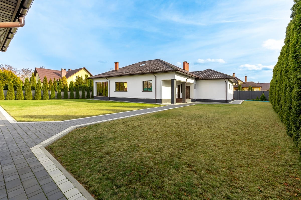 Moderne hus med sokkel