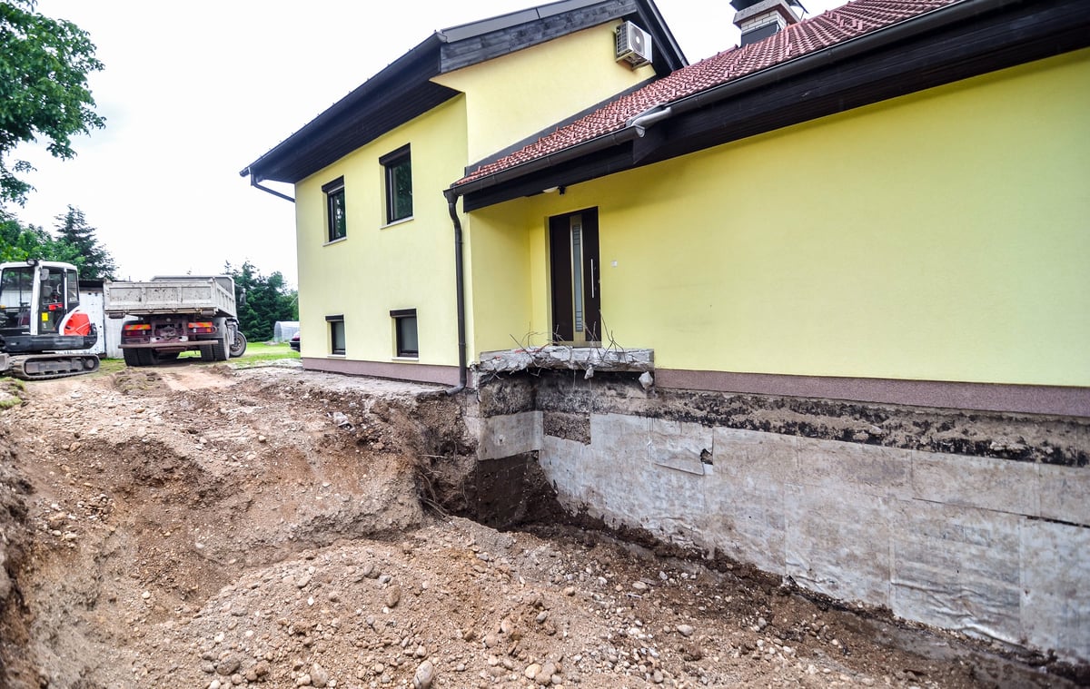 Udgravning ved husets fundament til sokkelrenovering